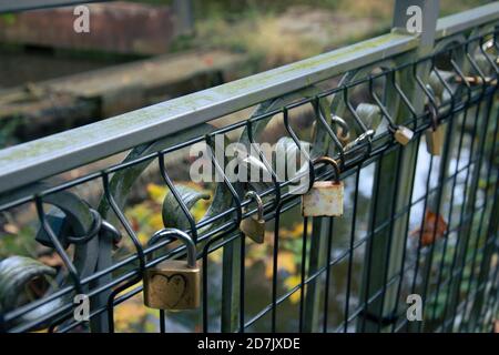 Des cadenas attachés aux rembardes d'un pont pour sceller des Amours Stockfoto