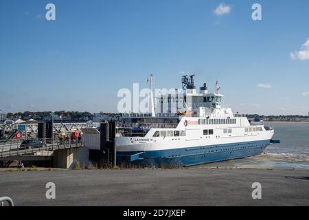Royan, Charente-Maritime / Frankreich - 17. Oktober 2020: Die Gironde-Fähre kommt im Hafen von Royan an an, um Fahrzeuge zu verladen und zu übertragen Stockfoto