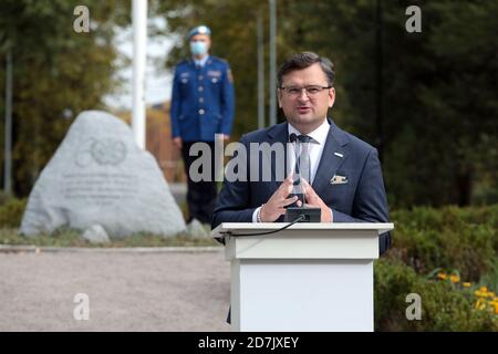 Nicht exklusiv: KIEW, UKRAINE - 23. OKTOBER 2020 - Außenminister der Ukraine Dmytro Kuleba spricht während des feierlichen Cerem aus dem Rostrum Stockfoto