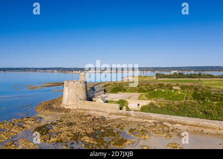 Frankreich, Manche, Cotentin, Val de Saire, Saint Vaast la Hougue, Insel Tatihou mit der Tour Vauban als Weltkulturerbe der UNESCO (Luftaufnahme) // Stockfoto