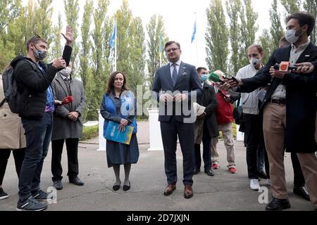 Nicht exklusiv: KIEW, UKRAINE - 23. OKTOBER 2020 - Außenminister der Ukraine Dmytro Kuleba und Koordinator der Vereinten Nationen in Ukra Stockfoto