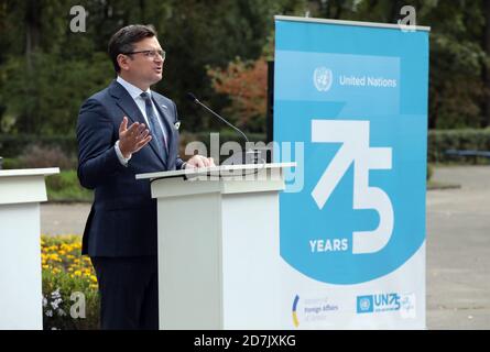 Nicht exklusiv: KIEW, UKRAINE - 23. OKTOBER 2020 - Außenminister der Ukraine Dmytro Kuleba spricht während des feierlichen Cerem aus dem Rostrum Stockfoto