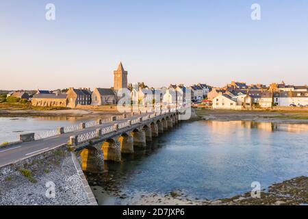 Frankreich, Manche, Cotentin, Cote des Isles, Portbail, Brücke zu den dreizehn Bögen und Notre-Dame Kirche (Luftaufnahme) // Frankreich, Manche (50), Cotentin Stockfoto