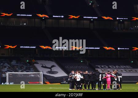 LASK-Spieler und Team-Team huddle nach dem Spiel - Tottenham Hotspur gegen LASK, UEFA Europa League - Group J, Tottenham Hotspur Stadium, London, UK - 22. Oktober 2020 nur zur redaktionellen Verwendung Stockfoto