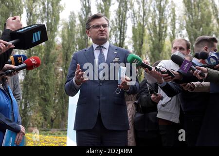 Nicht exklusiv: KIEW, UKRAINE - 23. OKTOBER 2020 - Außenminister der Ukraine Dmytro Kuleba spricht mit den Journalisten während der feierlichen c Stockfoto
