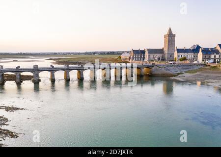 Frankreich, Manche, Cotentin, Cote des Isles, Portbail, Brücke zu den dreizehn Bögen und Notre-Dame Kirche (Luftaufnahme) // Frankreich, Manche (50), Cotentin Stockfoto