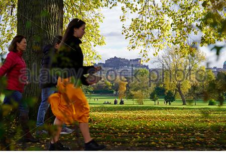 Edinburgh, Schottland, Großbritannien. Oktober 2020. Nach einem regnerischen und bewölkten Morgen wird das Wetter klar und die Menschen tauchen auf, um die Natur und Herbstfarben im Inverleith Park zu genießen. Spaziergang im Park mit Blick auf das Edinburgh Castle. Kredit: Craig Brown/Alamy Live Nachrichten Stockfoto