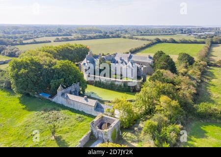 Frankreich, Manche, Cotentin, Pirou, Chateau de Pirou, befestigte Burg aus dem 12. Jahrhundert (Luftaufnahme) // Frankreich, Manche (50), Cotentin, Pirou, château Stockfoto