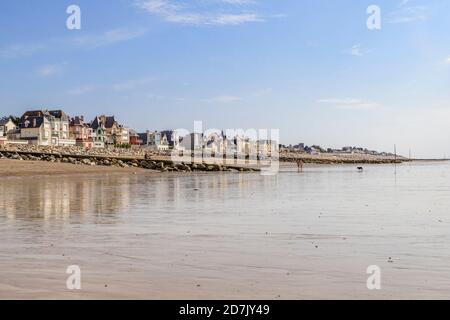 Frankreich, Manche, Cotentin, Agon Coutainville, Badeort Coutainville, Strand, Meer und Villen // Frankreich, Manche (50), Cotentin, Agon-Coutain Stockfoto