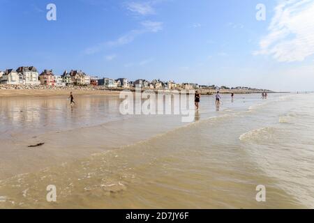 Frankreich, Manche, Cotentin, Agon Coutainville, Badeort Coutainville, Strand, Meer und Villen // Frankreich, Manche (50), Cotentin, Agon-Coutain Stockfoto