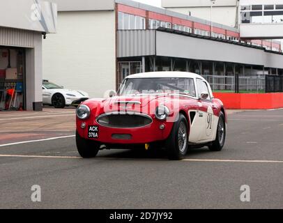 Mark Holme fährt seinen 1963, Austin-Healey 3000 MkII, während des Qualifyings für die RAC Tourist Trophy for Historic Cars (Pre '63GT) Stockfoto