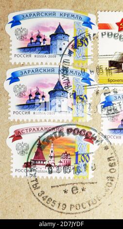 MOSKAU, RUSSLAND - 11. MÄRZ 2020: Briefmarke gedruckt in Russland mit Briefmarke von Schachty zeigt Zaraysk und Astrachan Kremlins, Serie, um 2009 Stockfoto