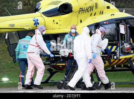23. Oktober 2020, Nordrhein-Westfalen, Münster: Ein Hubschrauber aus den Niederlanden transportiert einen Corona-Patienten in das Universitätsklinikum Münster. Der Transfer soll den Druck auf die Intensivstationen in den Niederlanden verringern. Die Niederlande sind eines der am stärksten betroffenen Länder in Europa. Foto: Caroline Seidel/dpa Stockfoto