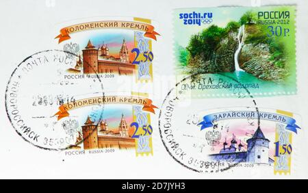 MOSKAU, RUSSLAND - 11. MÄRZ 2020: Briefmarke gedruckt in Russland mit Briefmarke von Noworossijsk zeigt Kolomna und Zaraysk Kremlins, Serie, um 2009 Stockfoto