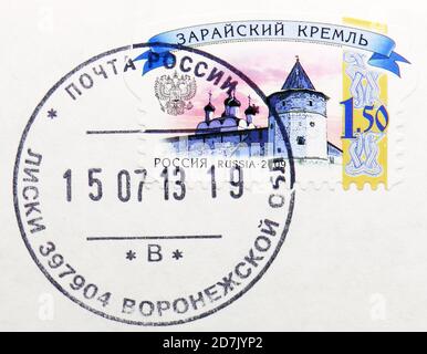 MOSKAU, RUSSLAND - 11. MÄRZ 2020: Briefmarke gedruckt in Russland mit Briefmarke von Liski zeigt Zaraysk Kreml, Serie, um 2009 Stockfoto