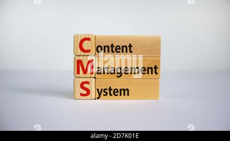 Konzeptwörter „CMS, Content Management System“ auf Würfeln und Blöcken auf einem schönen weißen Hintergrund. Platz kopieren, Geschäftskonzept. Stockfoto