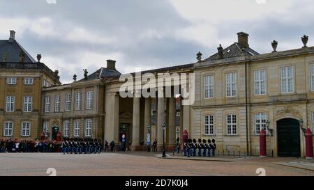 Kopenhagen, Dänemark - 04/28/2019: Touristenmassen beobachten den täglichen Wachwechsel der Königlichen Leibgarden Dänemarks (Den Kongelige Livgarde). Stockfoto