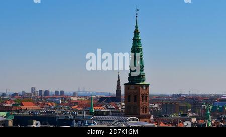 Schöne Panoramasicht auf das historische Zentrum von Kopenhagen, Dänemark einschließlich Kirchturm (z. B. Vor Frelsers Kirke) und der Øresund-Brücke. Stockfoto