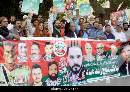 Mitglieder der Awami Help Line veranstalten am Freitag, den 23. Oktober 2020, eine Demonstration zugunsten der pakistanischen Armee in der Nähe des Punjab-Versammlungsgebäudes an der Mall Road in Lahore. Stockfoto