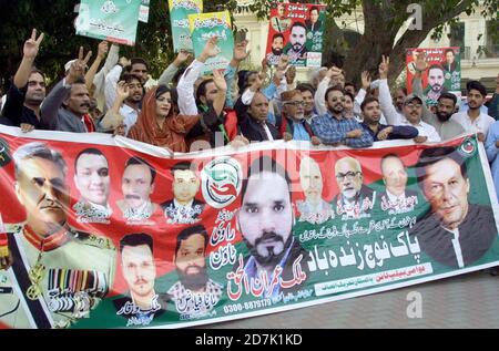 Mitglieder der Awami Help Line veranstalten am Freitag, den 23. Oktober 2020, eine Demonstration zugunsten der pakistanischen Armee in der Nähe des Punjab-Versammlungsgebäudes an der Mall Road in Lahore. Stockfoto