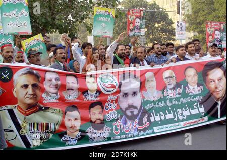 Mitglieder der Awami Help Line veranstalten am Freitag, den 23. Oktober 2020, eine Demonstration zugunsten der pakistanischen Armee in der Nähe des Punjab-Versammlungsgebäudes an der Mall Road in Lahore. Stockfoto