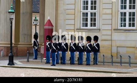 Kopenhagen, Dänemark - 04/28/2019: Infanteriesoldaten der Königlichen Leibgarde von Dänemark (Den Kongelige Livgarde) warten auf den Wachwechsel. Stockfoto