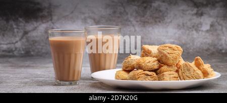 indische khari oder Karee oder salzige Puff Pastry Snacks, serviert mit indischem heißen Tee. Stockfoto
