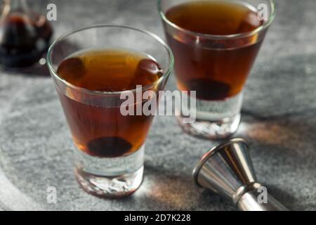 Erfrischender Cocktail aus Manhattan mit Kirschkrisen Stockfoto