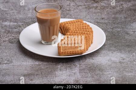 Schneiden Chai, traditionelle Desi Roadside Tee von indien mit Keksen. Stockfoto