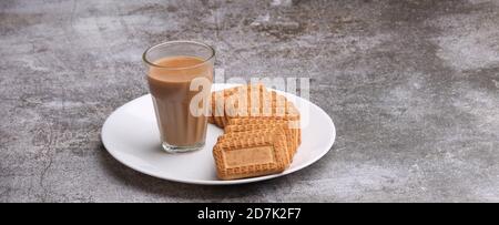 Schneiden Chai, traditionelle Desi Roadside Tee von indien mit Keksen. Stockfoto