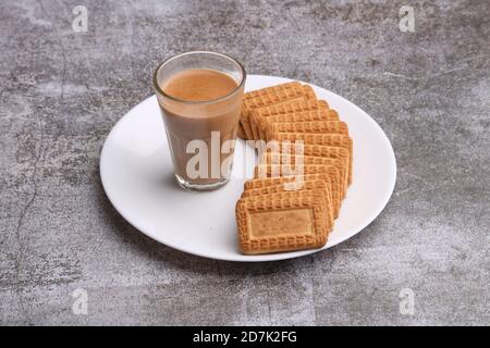 Schneiden Chai, traditionelle Desi Roadside Tee von indien mit Keksen. Stockfoto