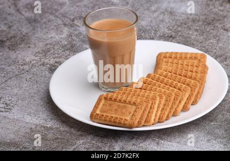 Schneiden Chai, traditionelle Desi Roadside Tee von indien mit Keksen. Stockfoto