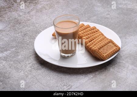 Schneiden Chai, traditionelle Desi Roadside Tee von indien mit Keksen. Stockfoto