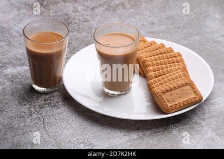 Schneiden Chai, traditionelle Desi Roadside Tee von indien mit Keksen. Stockfoto