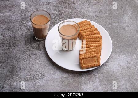 Schneiden Chai, traditionelle Desi Roadside Tee von indien mit Keksen. Stockfoto