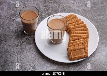 Schneiden Chai, traditionelle Desi Roadside Tee von indien mit Keksen. Stockfoto