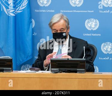 New York, Usa. Oktober 2020. UN-Generalsekretär Antonio Guterres führt am 23. Oktober 2020 im UN-Hauptquartier in New York eine Pressekonferenz zu Libyen durch. Generalsekretär sprach in den Medien über die Unterzeichnung eines Waffenstillstandsabkommens durch die libyschen Parteien in Genf. (Foto von Lev Radin/Sipa USA) Quelle: SIPA USA/Alamy Live News Stockfoto