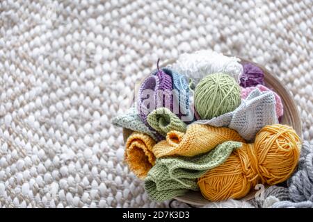 Mehrfarbige Fadenkugeln zum Stricken im Korb. Konzept der Hobbies und Handwerk . Stockfoto