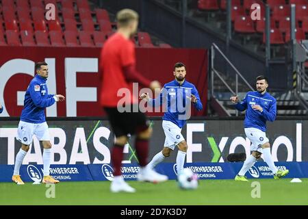 Nürnberg, Deutschland. Oktober 2020. Philip Heise (KSC), Lukas Froede (KSC), Jerome Gondorf (KSC) vor dem Spiel. GES/Fußball/2. Bundesliga: FC Nürnberg - Karlsruher SC, 23.10.2020 Fußball: 2. Liga: Nürnberg gegen Karlsruher SC, Nürnberg, 23. Oktober 2020 Quelle: dpa/Alamy Live News Stockfoto