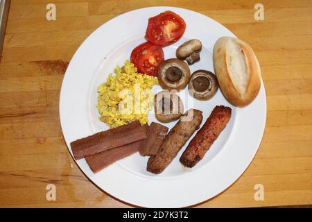 Nahaufnahme veganes Frühstück Milchfleisch frei köstlich voll Englisch vegetarisch Tofu Gewürz Scramble Ei, Pflanze Speck Würstchen Tomaten Pilz, Bohnen Stockfoto