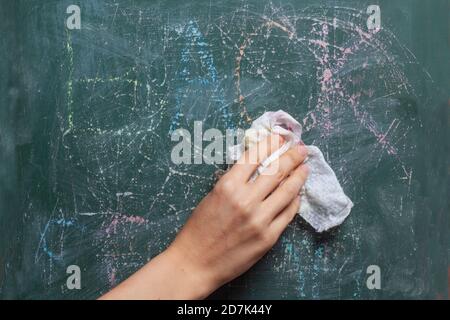 Handtuchwisch auf grüner Tafel Stockfoto