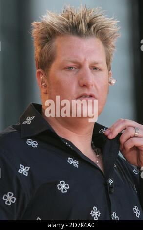 Gary LeVox von Rascal Flatts tritt am 27. Mai 2005 in der ABC's 'Good Morning America' 2005 Summer Concert Series im Bryant Park in New York City auf. Foto: Henry McGee/MediaPunch Stockfoto