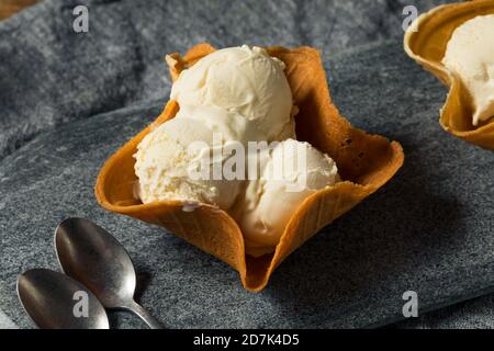 Hausgemachte Eiscreme Waffel Cone Bowl Sundae mit Schokolade und Kirsche Stockfoto