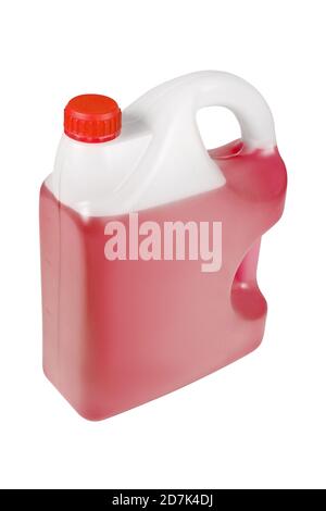 Rotes Frostschutzmittel in einer 5-Liter-Flasche. Reinigungsflüssigkeit, die nicht gefriert. Es gibt Plätze für ein Label. Seitenansicht. Stockfoto