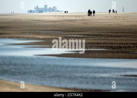 23. Oktober 2020, Niedersachsen, Juist: Spaziergänger wandern am Strand entlang an der Ostspitze der Nordseeinsel Juist. Foto: Federico Gambarini/dpa Stockfoto