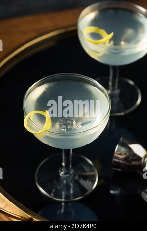 Hausgemachter Dry Gin Martini mit Zitronengarnish Stockfoto