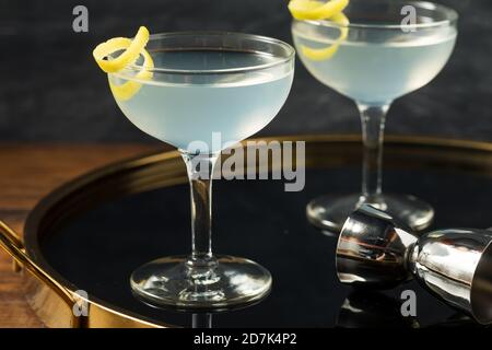 Hausgemachter Dry Gin Martini mit Zitronengarnish Stockfoto