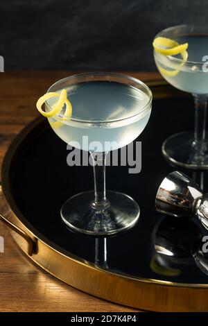 Hausgemachter Dry Gin Martini mit Zitronengarnish Stockfoto