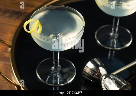 Hausgemachter Dry Gin Martini mit Zitronengarnish Stockfoto