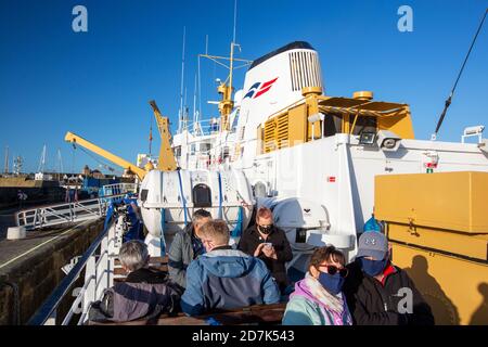 Passagiere mit Gesichtsmaske während der Corona-Virus-Pandemie auf dem Scillonian, der Fähre, die von Penzance zu den Scilly Isles fährt. Stockfoto